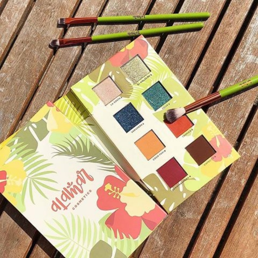 Alamar eyeshadow pallet & Brushes Set.